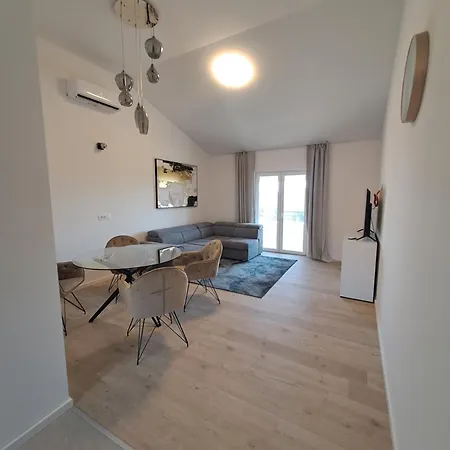 Arno Apartment *